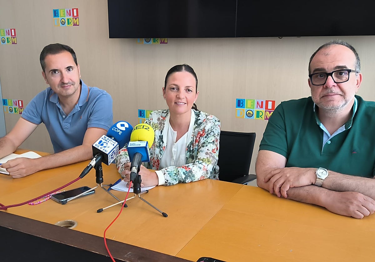 Cristina Escoda, en el centro, durante su comparecencia de hoy