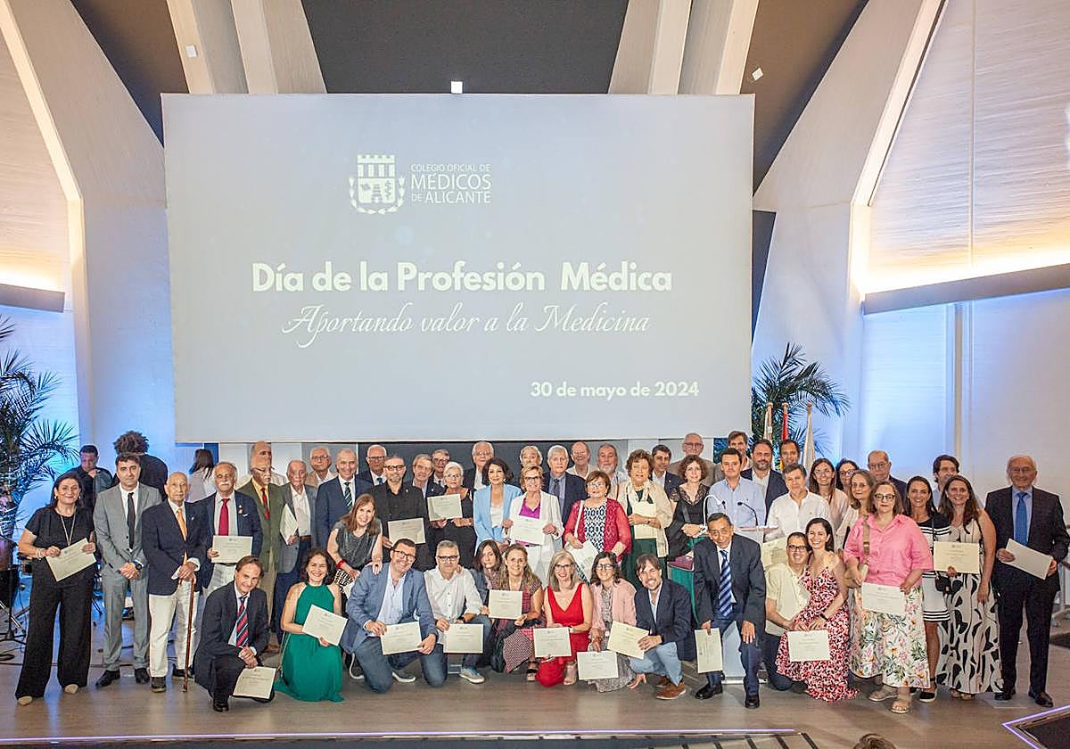 Los homenajeados durante la gala celebrada por el COMA este jueves.