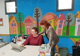 La concejala, Begoña León, a la derecha.