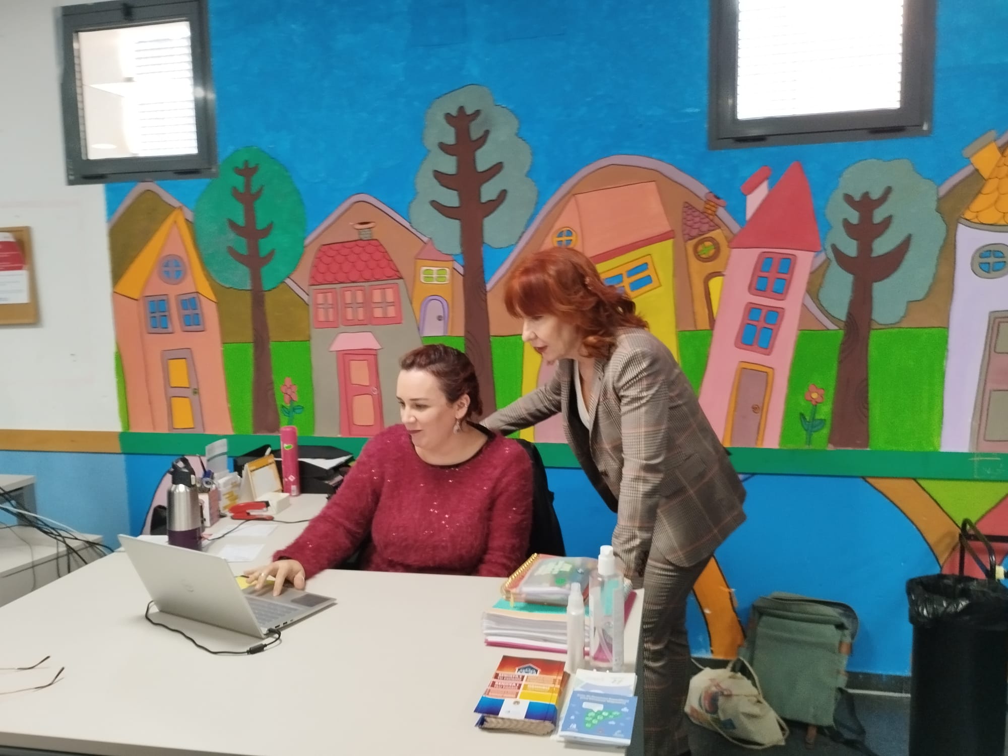 La concejala, Begoña León, a la derecha.