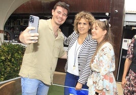 La cabeza de lista del PP a las elecciones europeas, Dolors Montserrat (centro), protagoniza un acto electoral en Torrevieja.