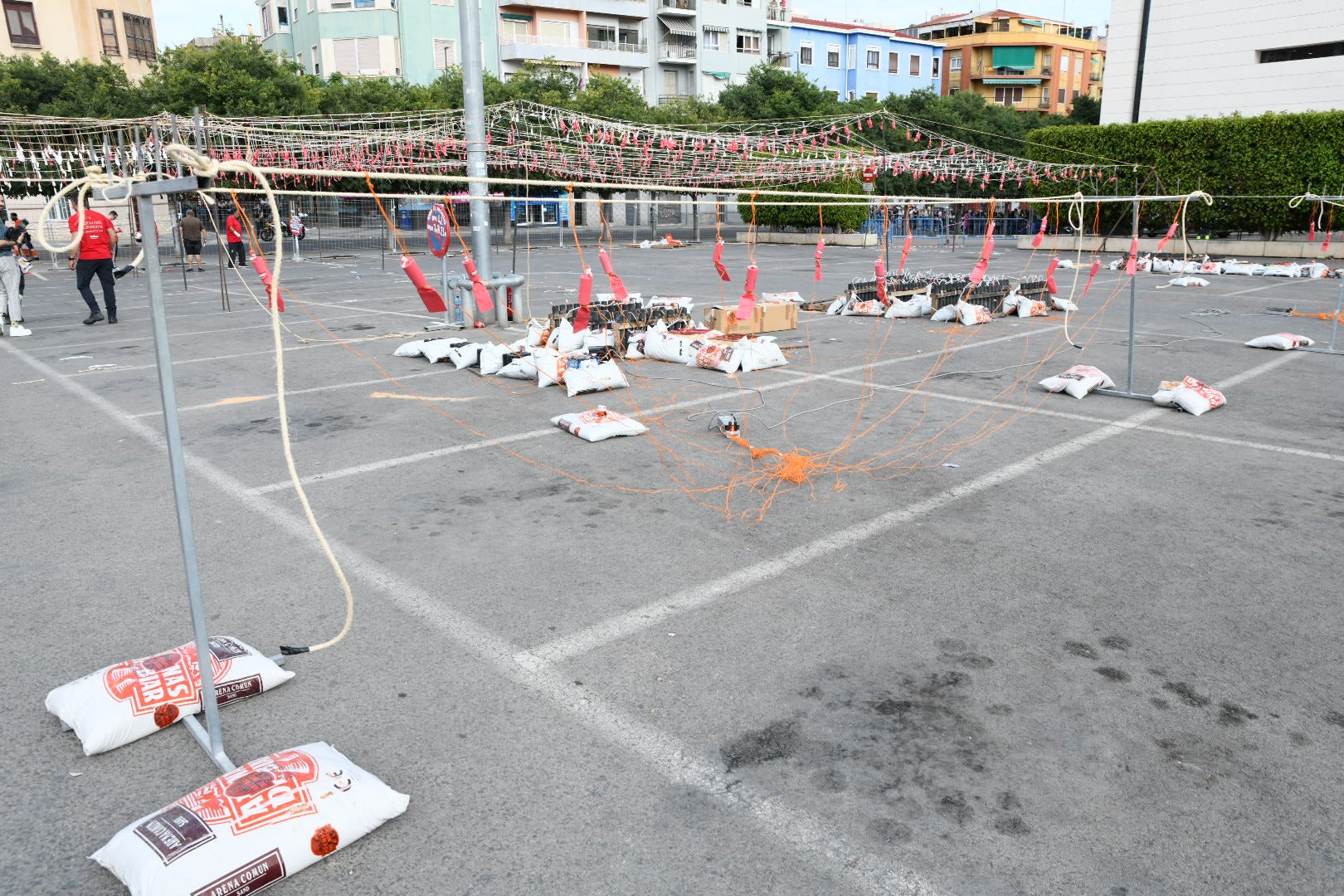 Revive foto a foto la mascletà de las Hogueras de Alicante en el ADDA