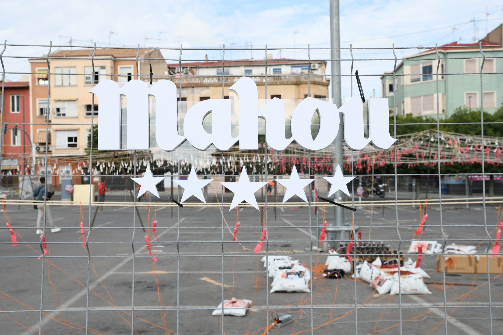 Revive foto a foto la mascletà de las Hogueras de Alicante en el ADDA
