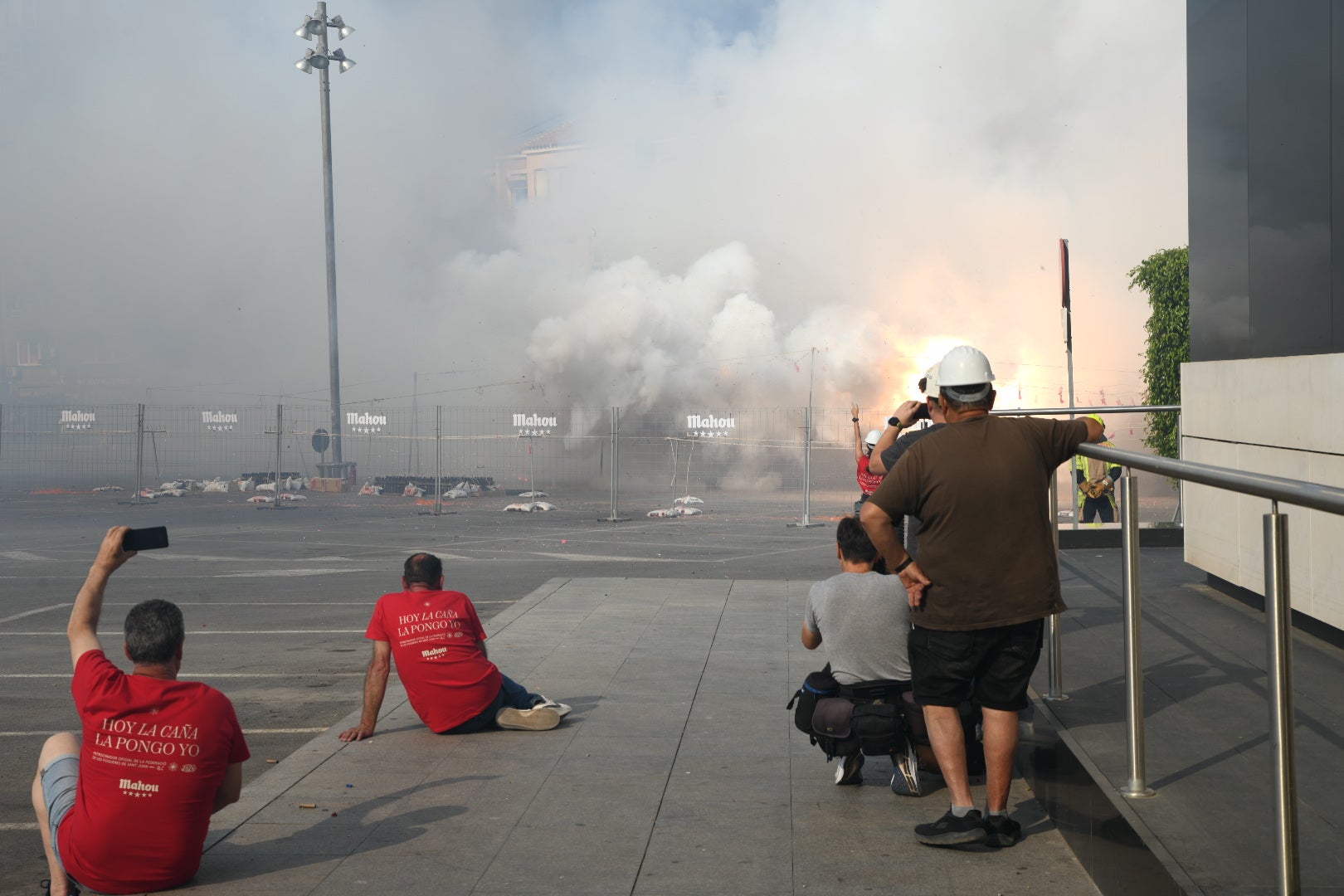 Revive foto a foto la mascletà de las Hogueras de Alicante en el ADDA