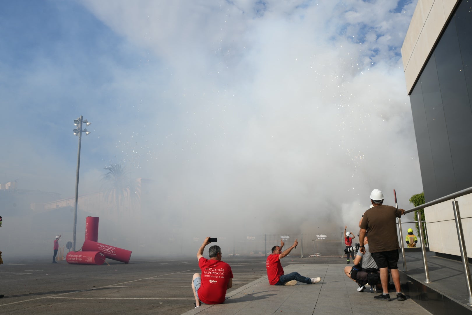 Revive foto a foto la mascletà de las Hogueras de Alicante en el ADDA