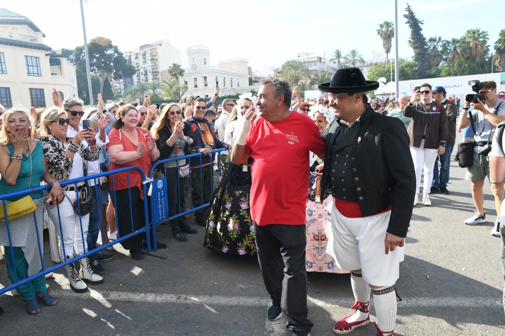 Revive foto a foto la mascletà de las Hogueras de Alicante en el ADDA