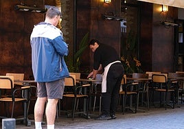Un camarero en una terraza del centro de Alicante.