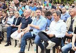 Jorge Buxadé, Santiago Abascal y Vicente Barrera, en el acto de Vox en Alicante este lunes.