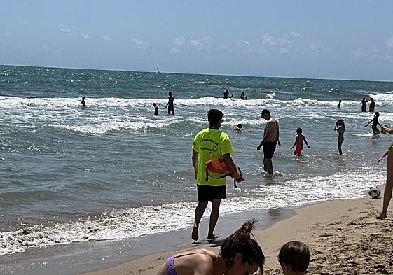Un socorrista en una playa de Elche.
