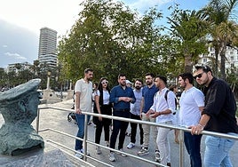 Juventudes socialistas en el monumento del Stanbrook del Puerto de Alicante.