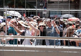 Multitud en Luceros durante una mascletà.