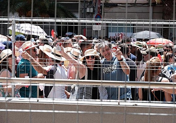 Multitud en Luceros durante una mascletà.