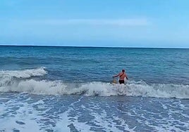 Imagen del agente de la Policía Local lanzándose al agua