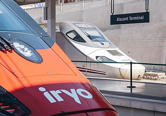 Un tren de Iryo en la estación de Alicante.