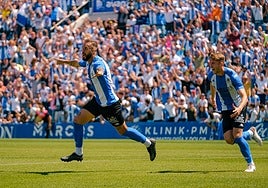 Josema y Nolan celebran el 1-0 ante el Lleida Esportiu en la final por el ascenso.
