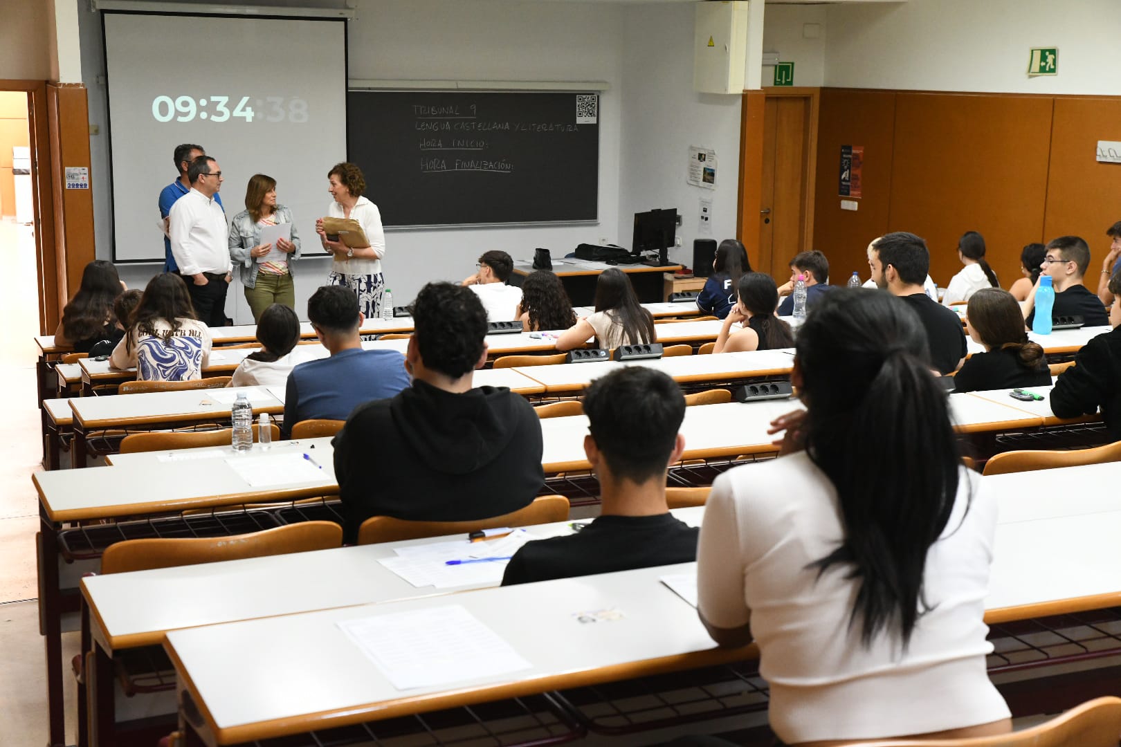 Nervios y esperanzas en el inicio de la EBAU en Alicante
