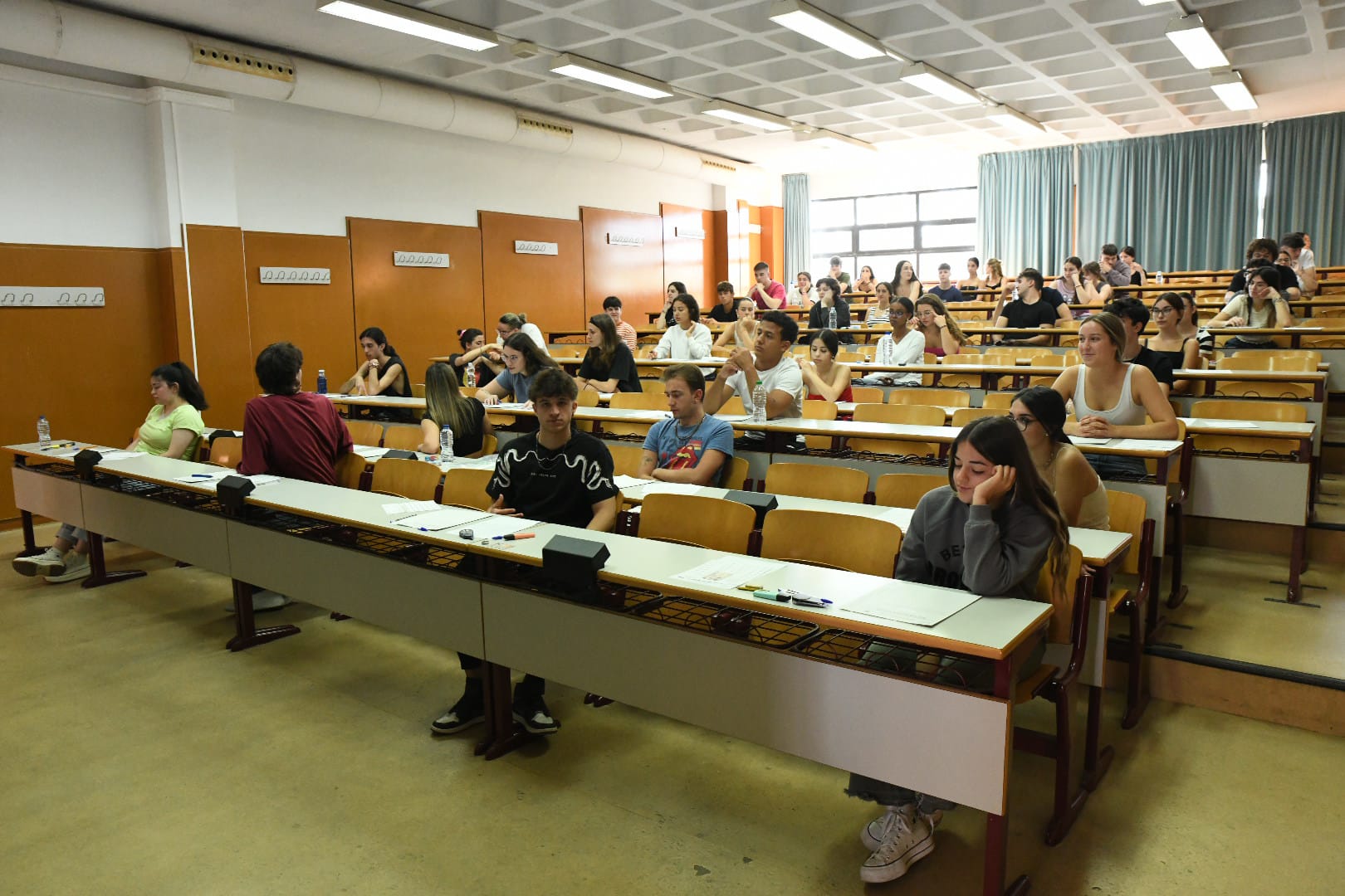 Nervios y esperanzas en el inicio de la EBAU en Alicante