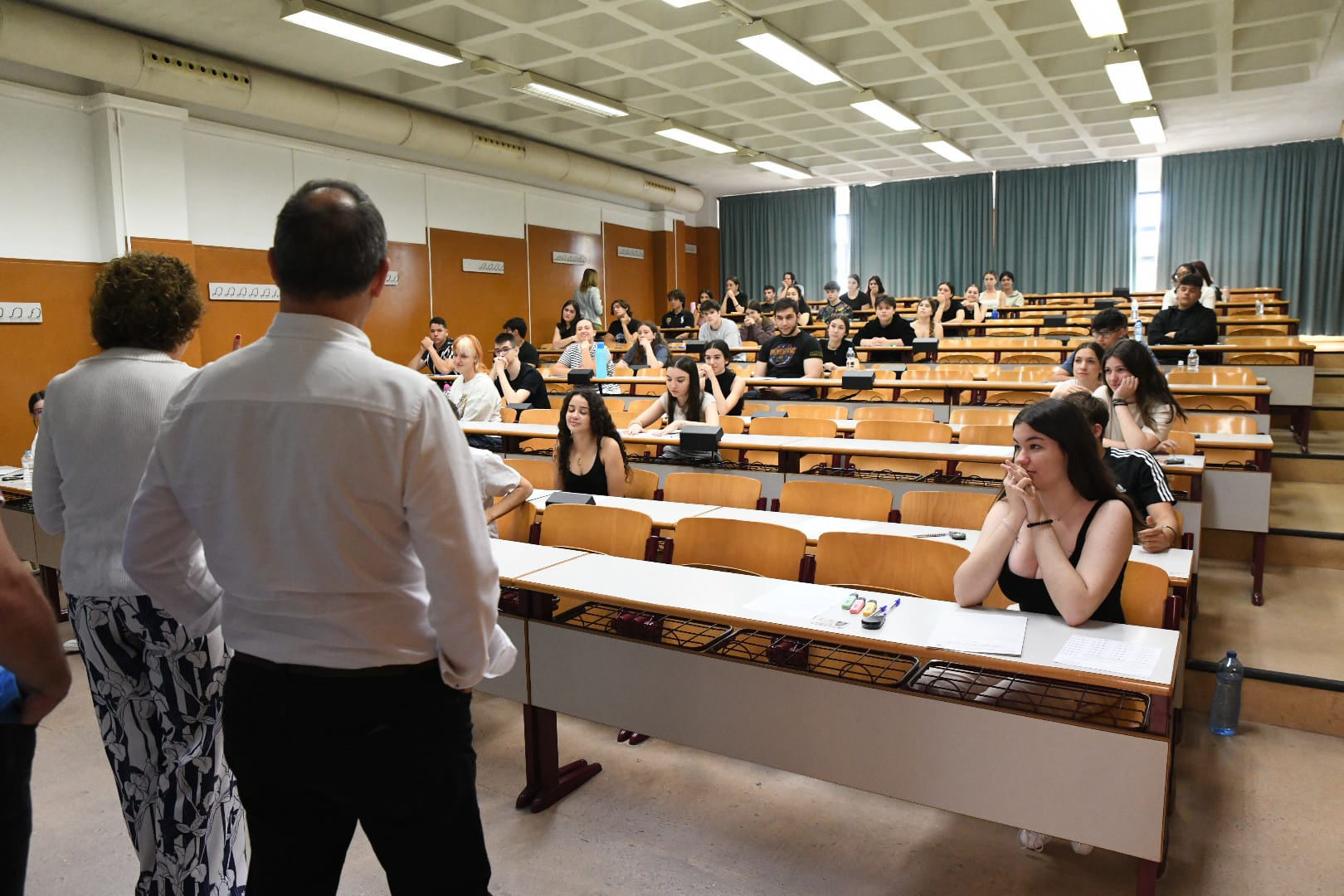 Nervios y esperanzas en el inicio de la EBAU en Alicante