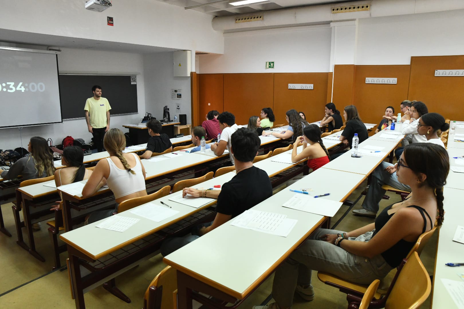 Nervios y esperanzas en el inicio de la EBAU en Alicante