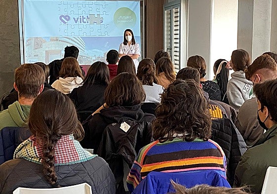 Taller en un aula de adolescentes.