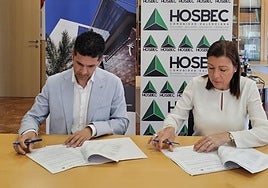 Fede Fuster y Cristina Moreno durante la firma del convenio