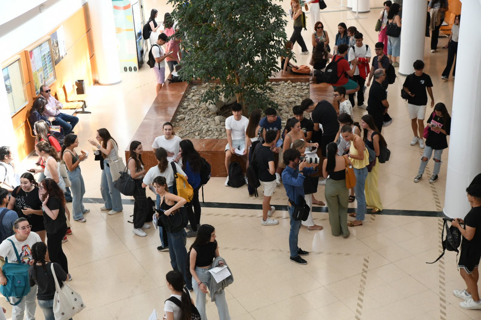 Nervios y esperanzas en el inicio de la EBAU en Alicante
