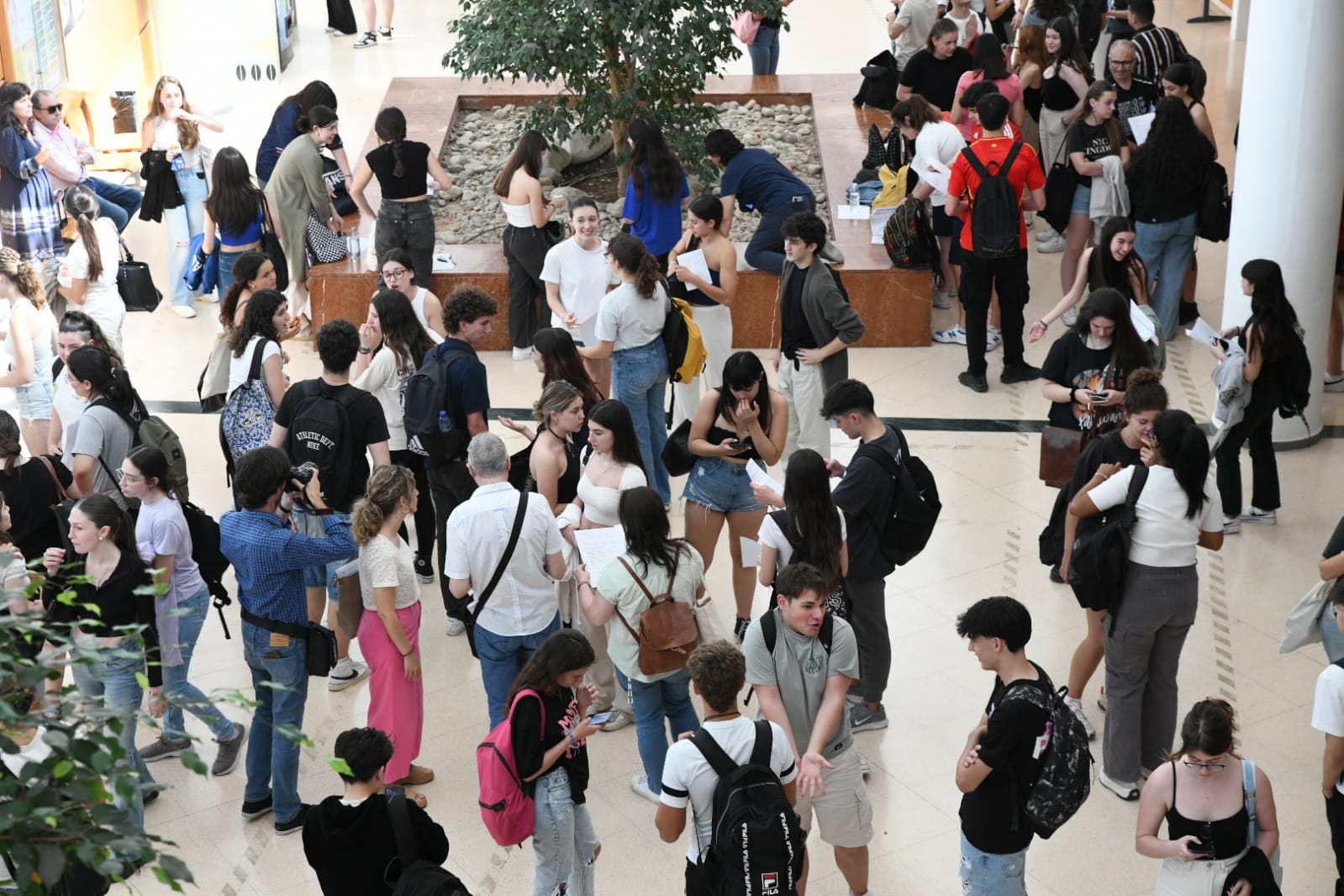Nervios y esperanzas en el inicio de la EBAU en Alicante