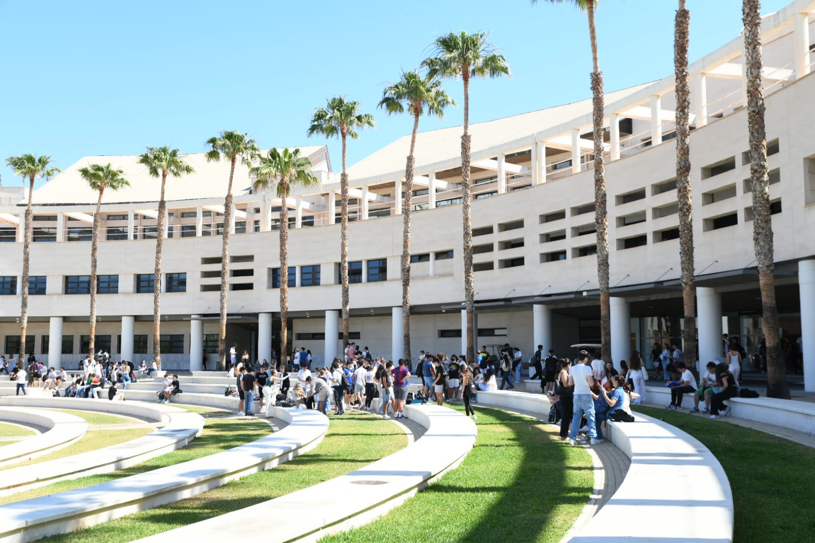 Nervios y esperanzas en el inicio de la EBAU en Alicante