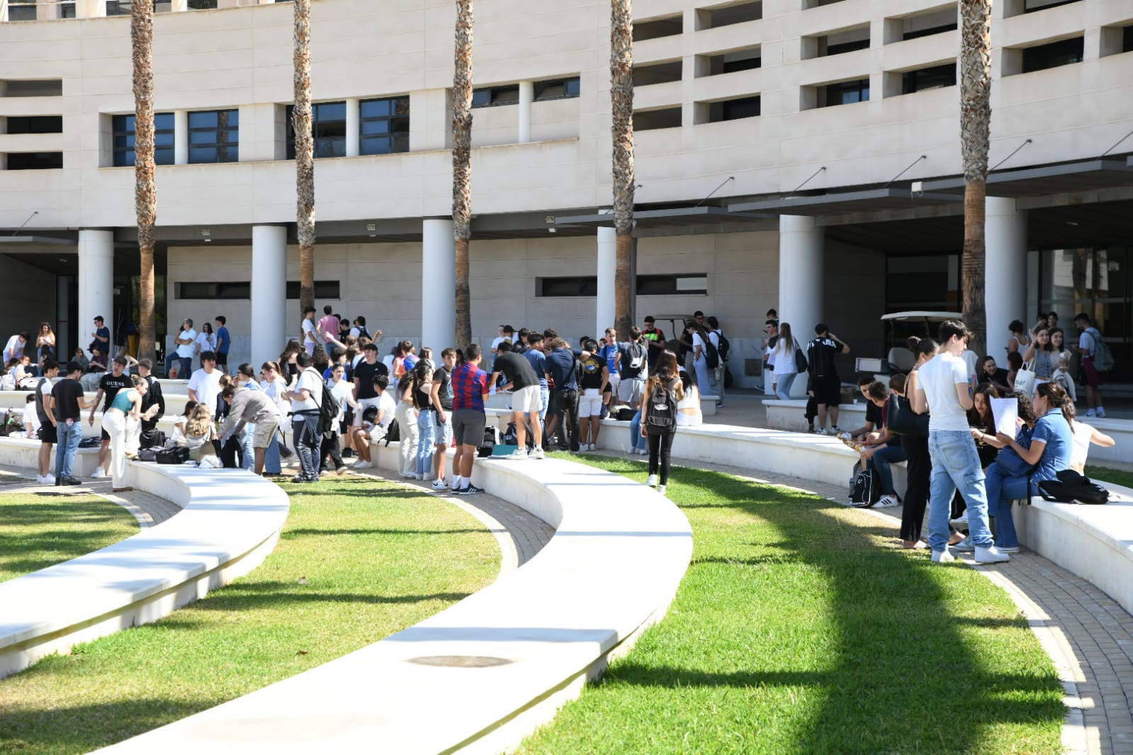 Nervios y esperanzas en el inicio de la EBAU en Alicante