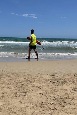 Imagen de archivo de un socorrista en una playa de Elche.