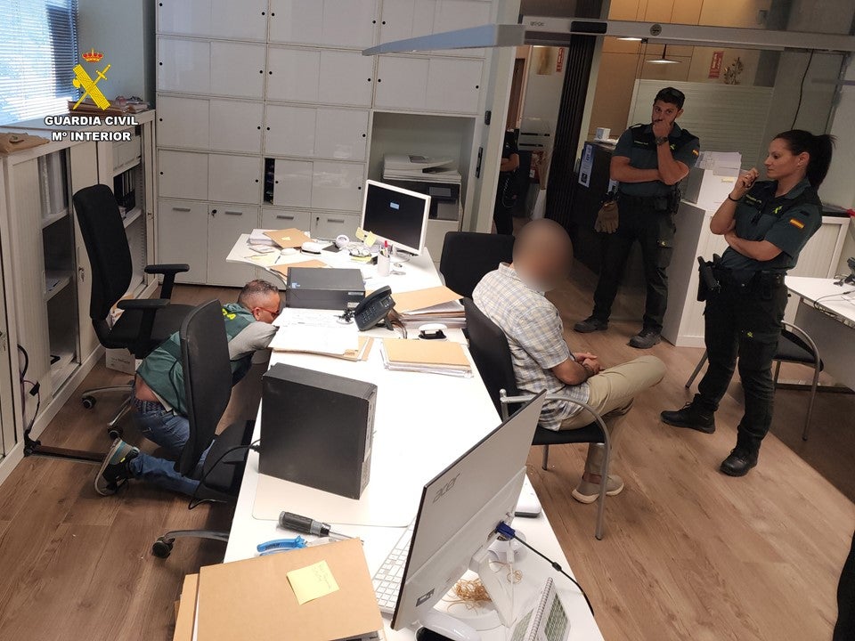 Imagen secundaria 1 - Grababa con cámaras ocultas imágenes íntimas de sus inquilinos, clientas y trabajadoras en Sax