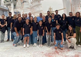 Foguerers de La Ceràmica visitan el taller de Palacio i Serra.