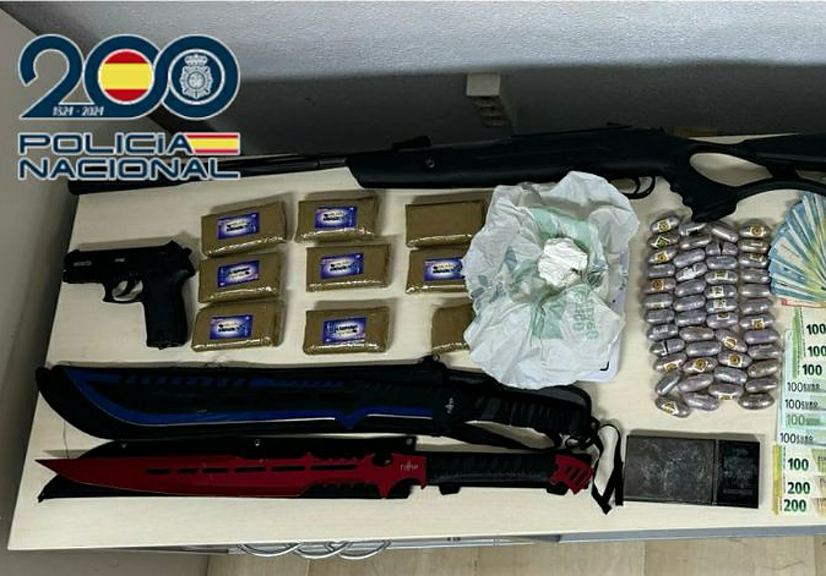 Material decomisado en el narcopiso.