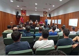 Reunión de empleados públicos, este martes, en el Parque Ildefonso Prats.