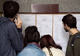 Opositores consultan el resultado de la prueba a la que se han presentado.