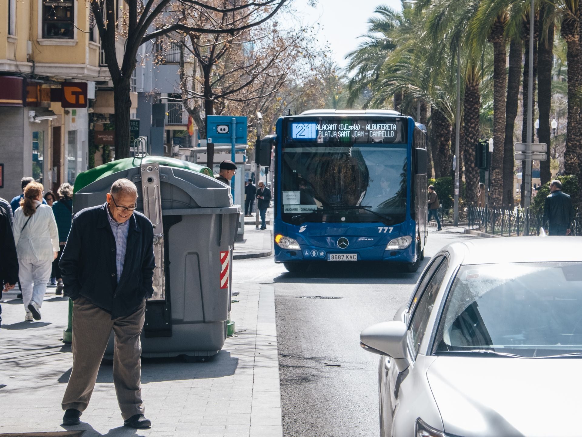 Un autobús interurbano en el centro de Alicante.