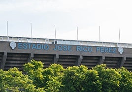 Fachada del estadio Rico Pérez, que este verano cumple 50 años.