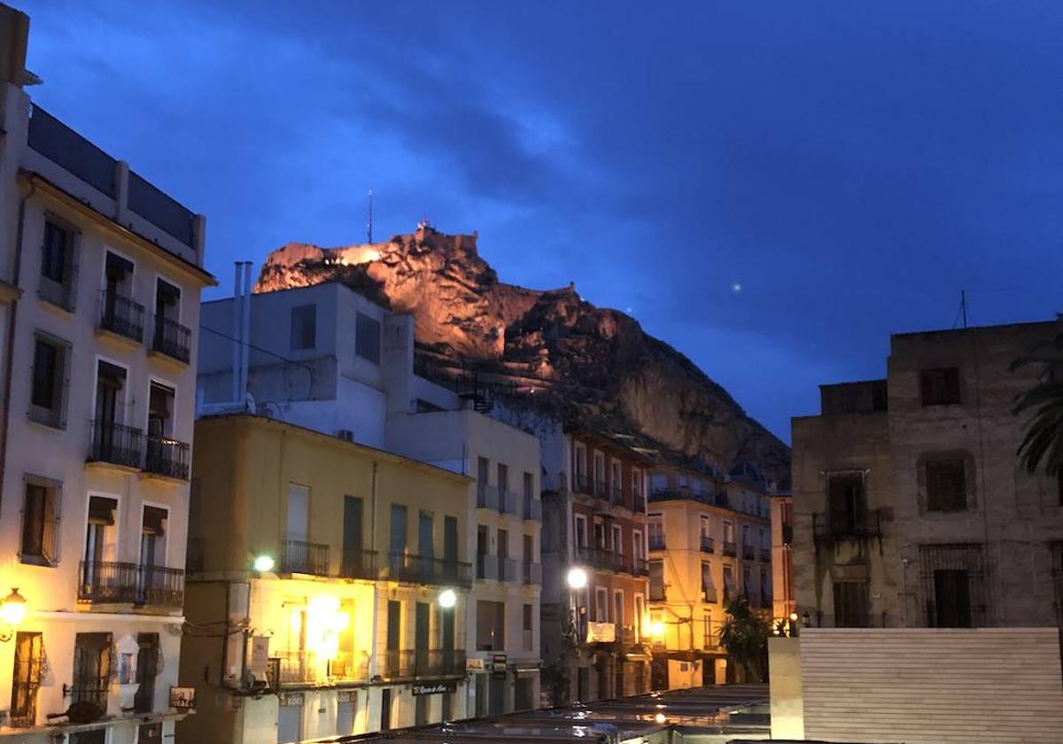 Vista del castillo de noche.