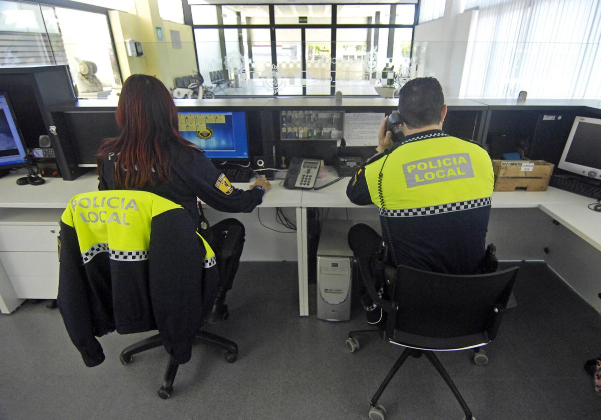 Dos agentes de la Policía Local de Elche en una imagen de archivo.
