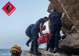Los Bomberos rescatan el cuerpo del joven ahogado en Benidorm.