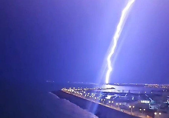 Espectacular rayo cielo-tierra en el dique de Torrevieja, el pasado día 6.