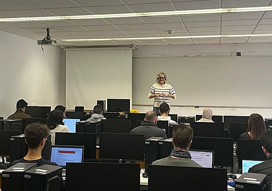 La portavoz del Foro de Médicos de AP de la CV ante los alumnos de la UA que han ideado el nuevo sistema de citas.