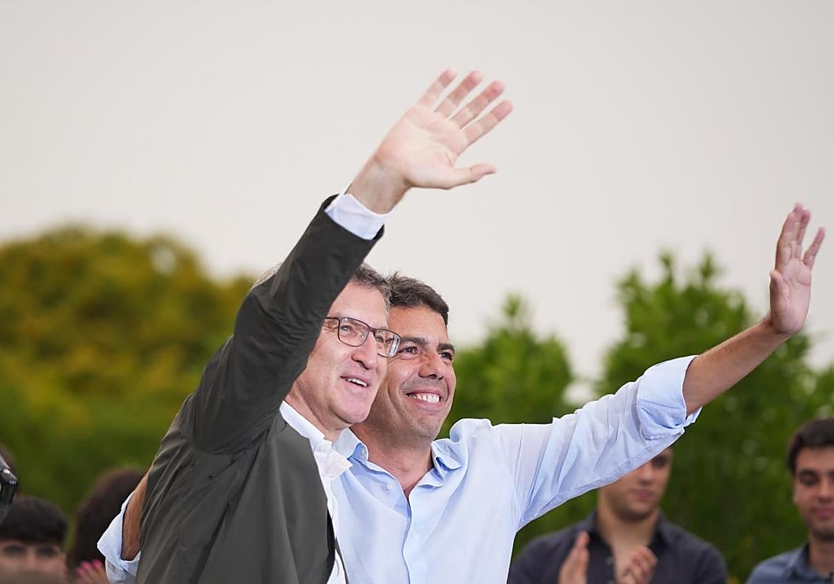 El presidente del PP, Alberto Núñez Feijóo (i) y el president de la Generalitat Valenciana, Carlos Mazón (d), durante un mitin de cierre de campaña del Partido Popular.