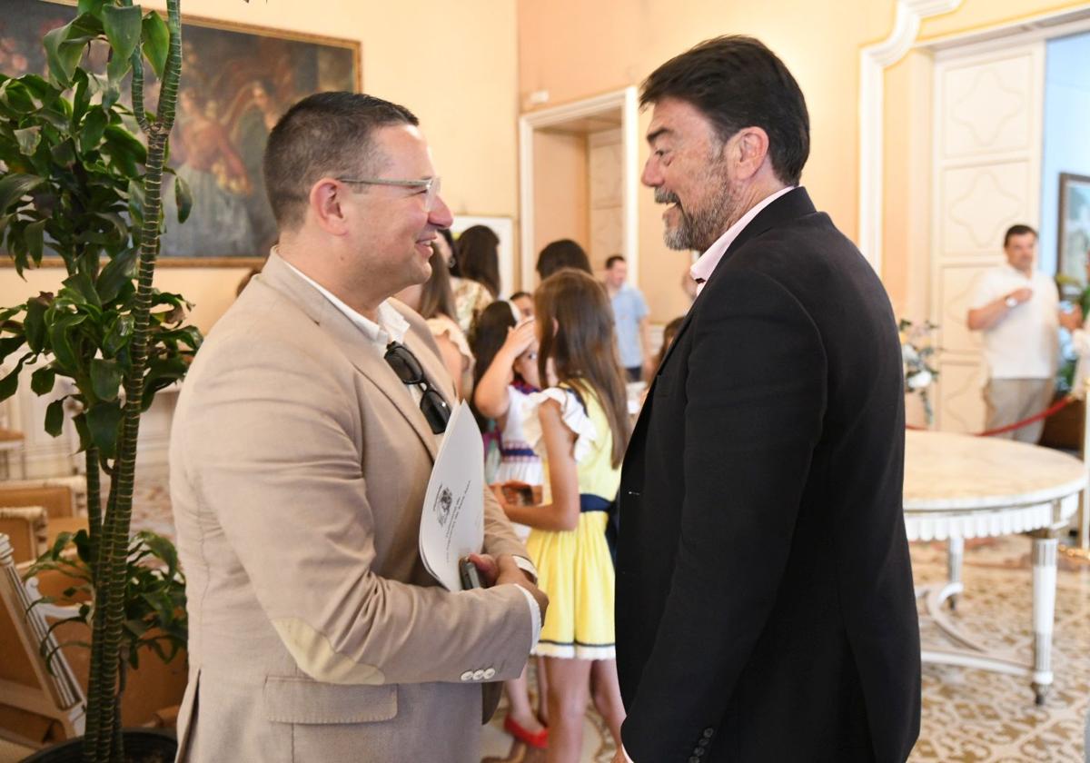 El presidente de la Federació de Fogueres, David Olivares, con el alcalde de Alicante, Luis Barcala.