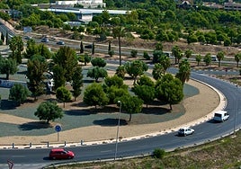 La rotonda de bomberos que estudiantes de la UA deben atravesar en su recorrido entre el tren de cercanías y San Vicente.