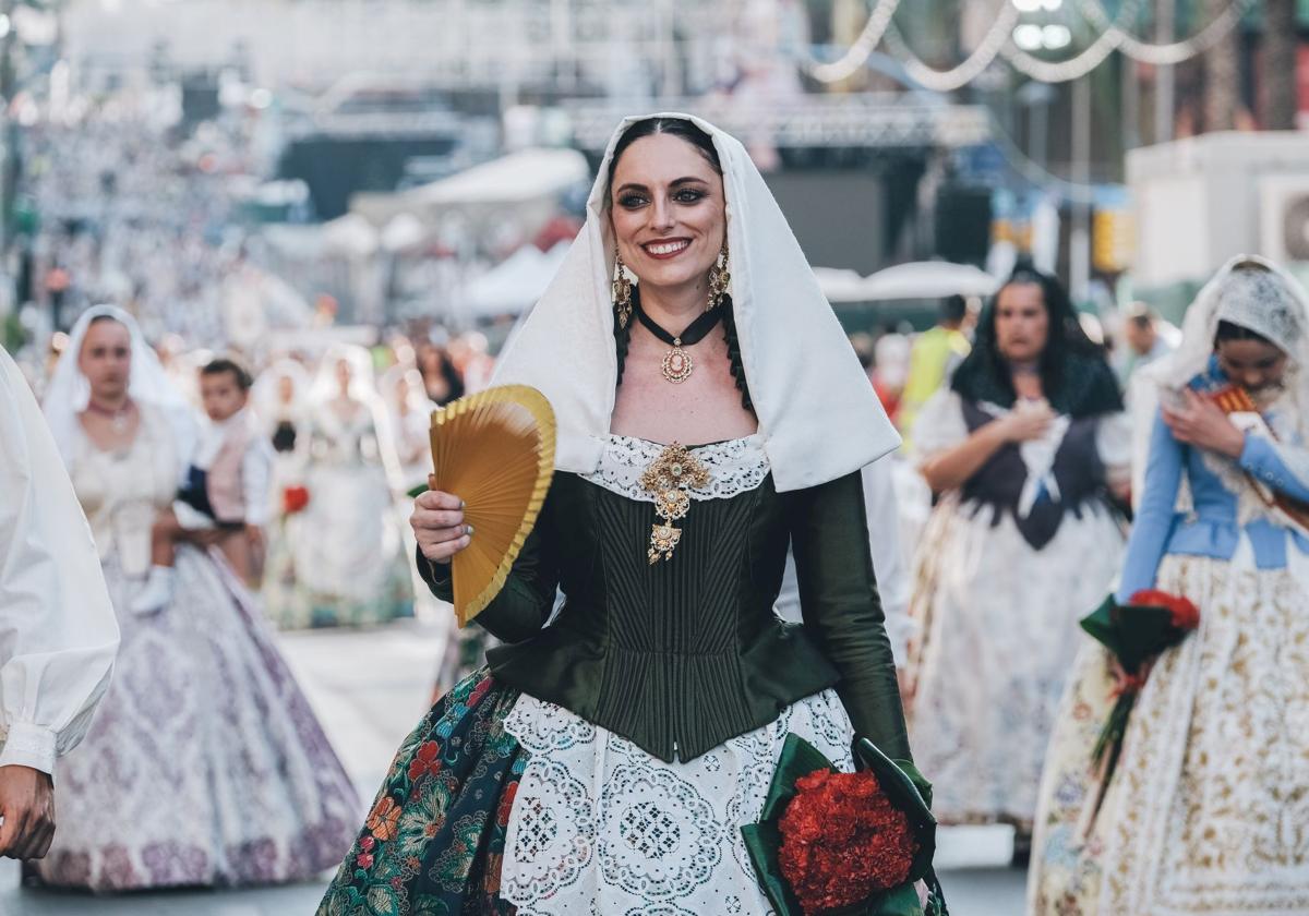 Desfile de la ofrenda de flores en las Hogueras 2023.