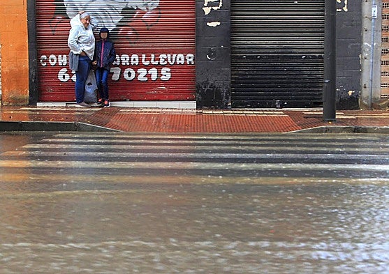Una calle de San Vicent del Raspeig durante las lluvias.