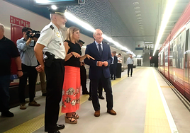 La delegada del Gobierno, Pilar Bernabé, junto al jefe superior de Policía de la Comunitat, Carlos Gajero, y el director gerente de FGV, Alfonso Novo.