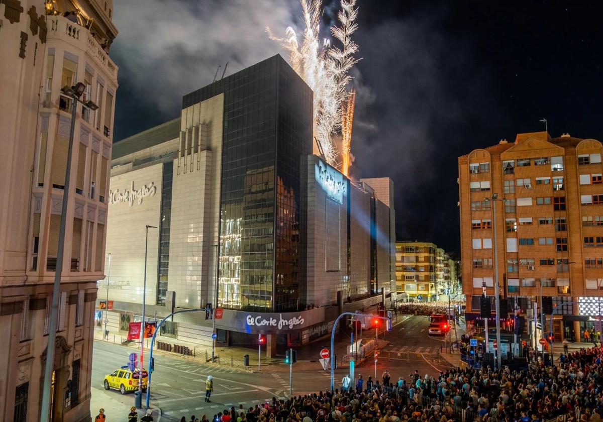 Arribada del Foc de las Hogueras de Alicante en El Corte Inglés.