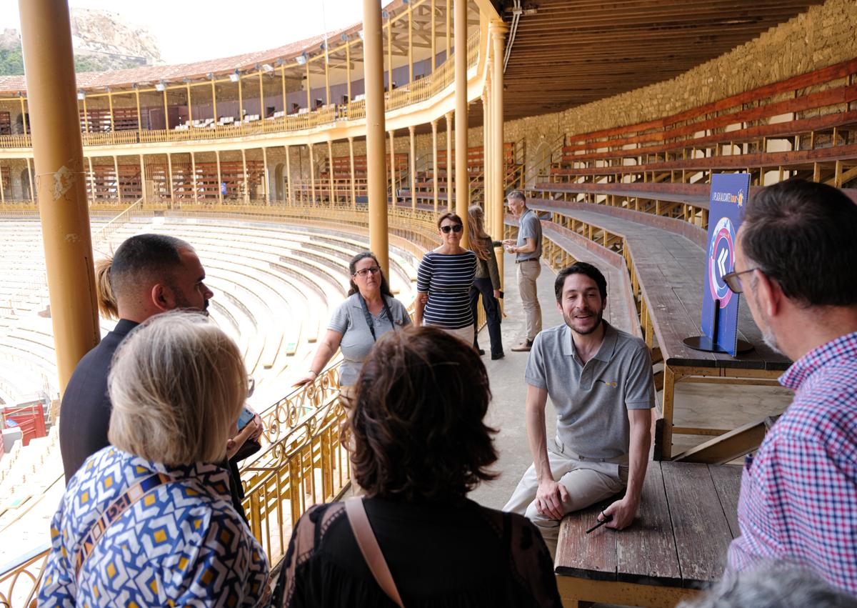 Imagen secundaria 1 - Gafas de realidad virtual y visita a la plaza de toros de Alicante.
